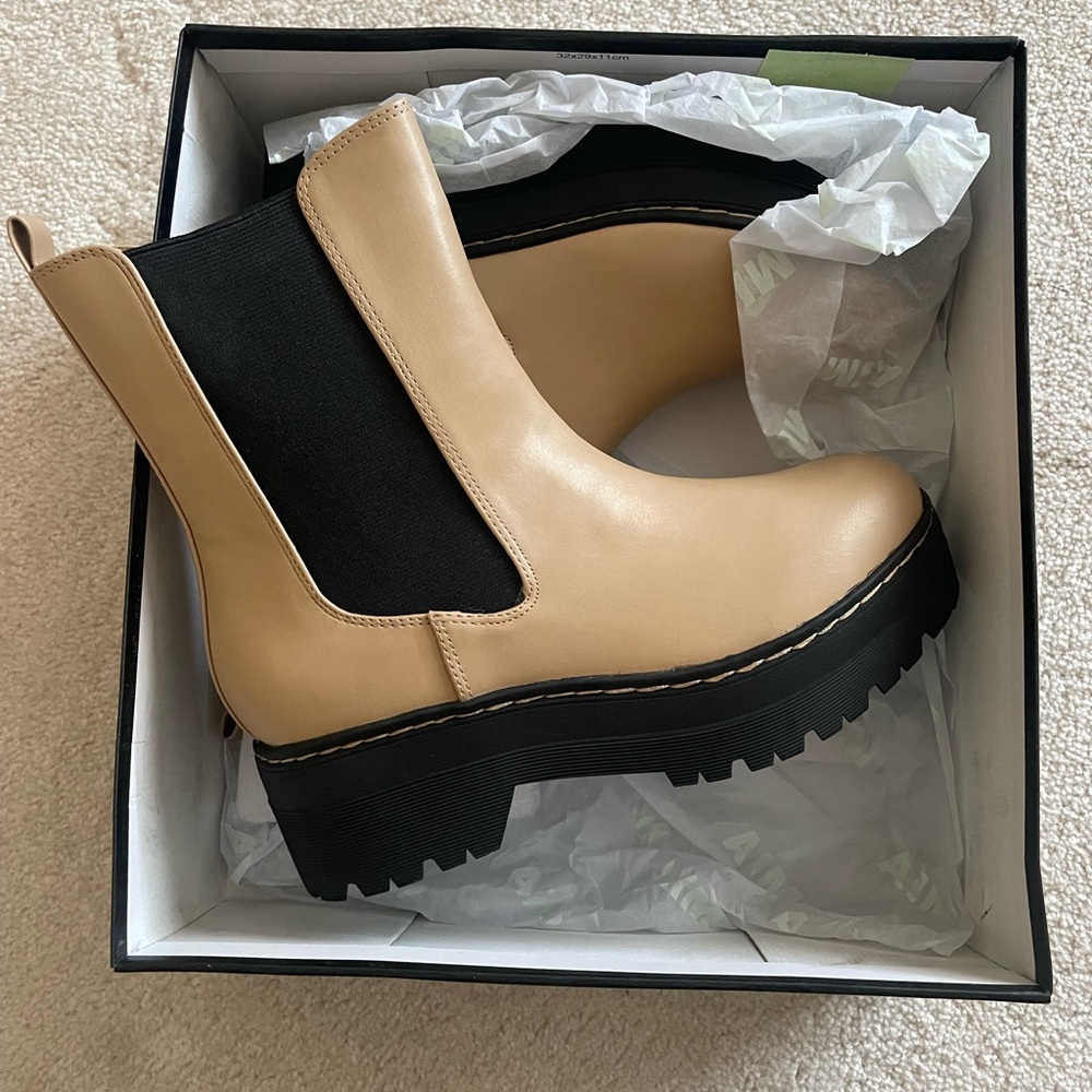 Women's Tan Chelsea Boots